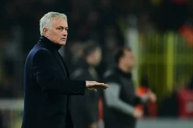 Mourinho_dan_Galatasaray_a_kart_gondermesi_ve_derb_1739737322